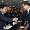 대정부질문 설전 후 다시 만난 심재철과 김동연, 국감서 신경전