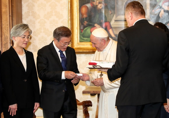 프란치스코 교황에게 묵주 선물받는 문 대통령