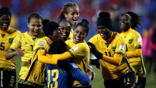 ‘레게 걸즈’란 별명으로 통하는 자메이카 여자축구 대표팀 선수들이 17일(현지시간) 미국 텍사스주 프리스코의 도요타 스타디움에서 열린 북중미카리브해 축구연맹(CONCACAF) 여자선수권 플레이오프에서 승리한 직후 기쁨에 겨워 얼싸안고 있다.  프리스코 AFP 연합뉴스  