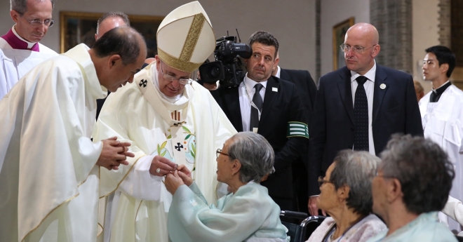 위안부 할머니에게 금색 나비 배지 건네받는 교황