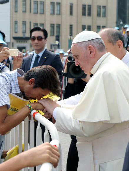 유민아빠 김영오씨 위로하는 프란치스코 교황