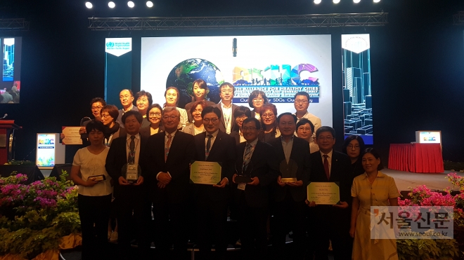 시흥시가 건강도시 사업으로 세계보건기구(WHO)와 서태평양지역건강도시연맹(AFHC) 어워드에서 모두 4관왕을 수상했다. 시흥시 제공