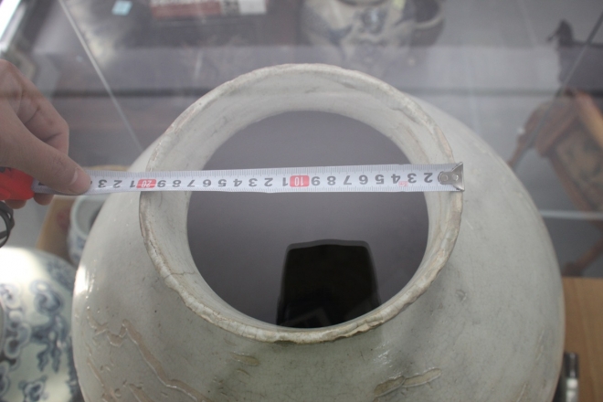 달항아리의 입지름 측정 모습.