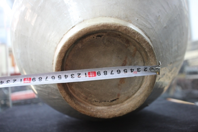 달항아리의 밑지름 측정 모습.