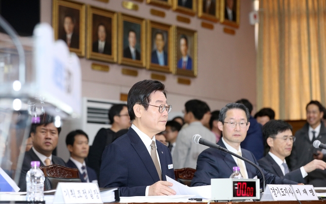 이재명 도지사가 19일 경기도에 대한 국회 행정안전위원회 국정감사에서 국회의원의 질의를 듣고 있다