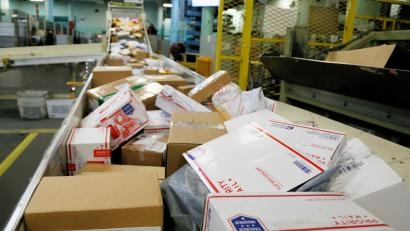 전 세계 각국으로부터 배송된 후 미국 우편국에서 분류되고 있는 국제 소포 및 우편물들.  AP 연합뉴스 