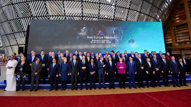 유럽연합(EU) 본부가 있는 브뤼셀에서 열린 제12차 아셈정상회의에 참석한 유럽과 아시아의 정상들이 단체사진을 찍고 있다. 2018.10.19  로이터 연합뉴스