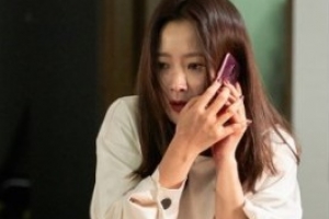 ‘나인룸’ 김희선, 피로 얼룩진 흰 드레스 차림으로 포착 ‘무슨 일?’