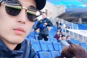 ‘장신영 ♥’ 강경준, 아들 정안과 축구 관람 데이트 ‘훈훈한 부자’