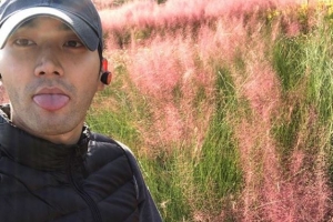 최시원 근황, 핑크 뮬리 앞 귀여운 표정 ‘가을을 즐기는 남자’