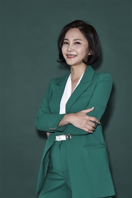 감독으로 돌아온 배우 추상미는 다큐멘터리 ‘폴란드로 간 아이들’을 만드는 과정에서 산후 우울증을 극복했다고 한다. “아이에 대한 집착과 좋은 엄마가 될 수 없다는 불안 때문에 아이가 죽는 악몽을 자주 꿨어요. 폴란드 양육원 교사들을 만나면서 제 아이에게 쏠렸던 시선이 역사 속 아이들에게로 향하더라고요. 덕분에 건강한 방식으로 제 상처를 극복할 수 있었어요.”  커넥트픽쳐스 제공