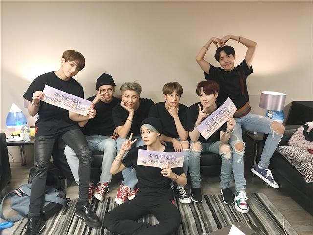 방탄소년단이 지난 20일(현지시간) ‘러브 유어셀프’ 유럽 투어 마지막 공연을 마치고 인증샷을 찍고 있다.  방탄소년단 공식 트위터 캡처