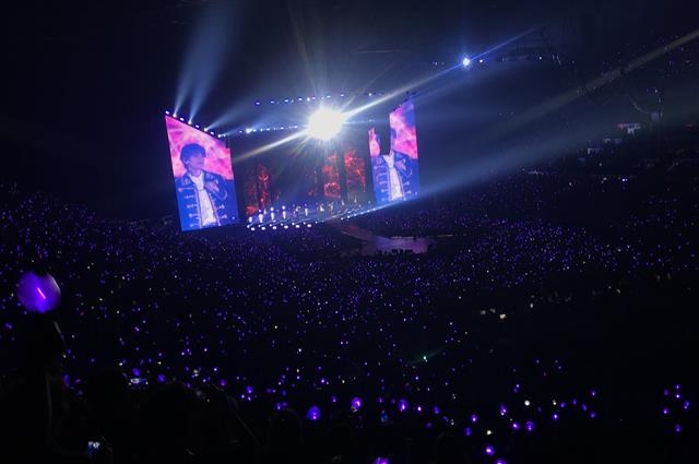 지난 19일 프랑스 파리 아코르호텔스 아레나 공연 모습.  방탄소년단 공식 트위터 캡처
