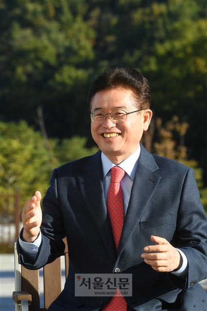 이철우 경북도지사가 21일 쾌청한 날씨 속에 도청사 4층 야외정원에서 서울신문과 인터뷰를 갖고 심각한 저출산 문제 해결과 청년 일자리 창출 방안에 대해 설명하고 있다.