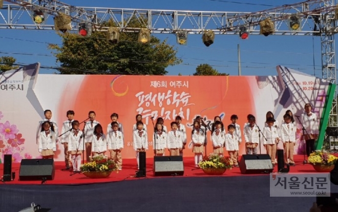 다누리합창단이 20일 6회 여주시 평생학습·주민자치 축제에서 천상의 하모니로 피아노 속 뮤지컬, 별이 가득 꿈이 가득 등 3곡을 노래했다. (여주시 제공) 