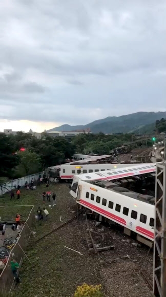 대만 최악의 열차 탈선사고… 최소 18명 사망·160여명 부상