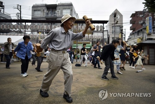 경로의 날 단체 체조하는 일본 노인들 [EPA=연합뉴스 자료사진]