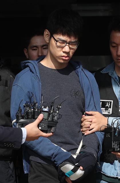 PC방 아르바이트생을 살해한 혐의로 구속된 피의자 김성수(29)가 22일 오전 정신감정을 받기 위해 서울 강서경찰서에서 국립법무병원 치료감호소로 이송되고 있다.<br>김성수는 지난 14일 서울 강서구의 PC방에서 서비스가 불친절하다는 이유로 아르바이트생을 흉기로 찔러 살해한 혐의를 받고 있으며 경찰은 이날 김성수의 얼굴과 성명, 나이를 공개하기로 결정했다. 2018.10.22<br>뉴스1