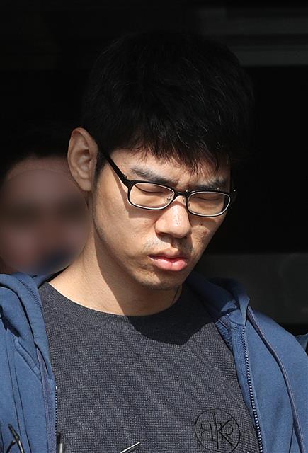 PC방 아르바이트생을 살해한 혐의로 구속된 피의자 김성수(29)가 22일 오전 정신감정을 받기 위해 서울 강서경찰서에서 국립법무병원 치료감호소로 이송되고 있다.<br>김성수는 지난 14일 서울 강서구의 PC방에서 서비스가 불친절하다는 이유로 아르바이트생을 흉기로 찔러 살해한 혐의를 받고 있으며 경찰은 이날 김성수의 얼굴과 성명, 나이를 공개하기로 결정했다. 2018.10.22<br>뉴스1