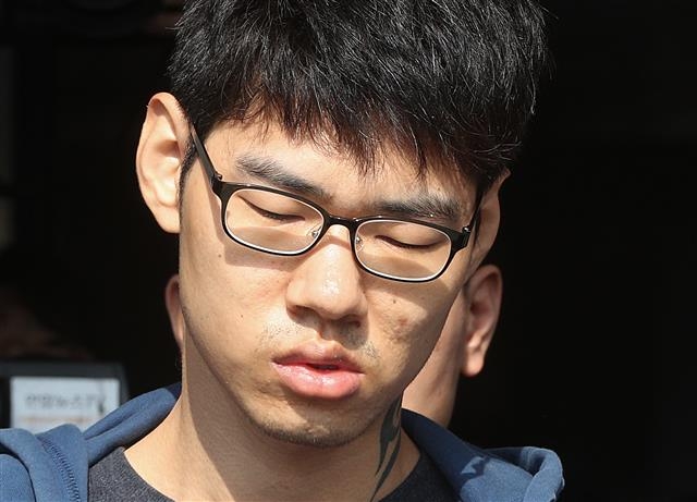 PC방 아르바이트생을 살해한 혐의로 구속된 피의자 김성수(29)가 22일 오전 정신감정을 받기 위해 서울 강서경찰서에서 국립법무병원 치료감호소로 이송되고 있다. 김성수는 지난 14일 서울 강서구의 PC방에서 서비스가 불친절하다는 이유로 아르바이트생을 흉기로 찔러 살해한 혐의를 받고 있으며 경찰은 이날 김성수의 얼굴과 성명, 나이를 공개하기로 결정했다. 2018.10.22 뉴스1