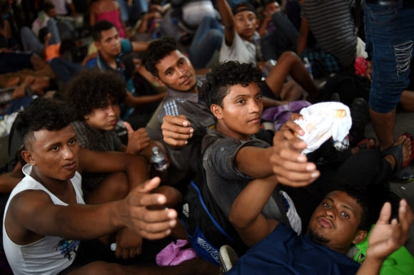 미국으로 향하는 ‘캐러밴’에 참여한 온두라스 이민자들이 21일(현지시간) 멕시코 치아파스주 타파출라 메인 광장에서 휴식을 취하고 있다. 타파출라 AFP 연합뉴스