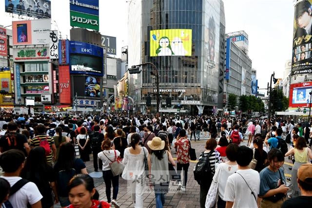 일본을 찾는 외국인 방문객이 급격하게 늘어나면서 이른바 ‘관광공해’의 부작용이 곳곳에서 나타나고 있다. 도쿄의 번화가 시부야의 경우는 밀려드는 인파가 빚어내는 혼잡함 자체가 관광상품이 됐지만, 많은 주거 중심지역에서는 외지인들로 인한 주민들의 불편과 불만이 이어지고 있다.