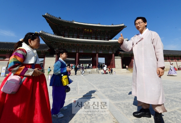 김영종 서울 종로구청장이 지난 21일 경복궁에서 전통 한복을 곱게 차려입은 남매를 보며 엄지손가락을 치켜세우고 있다.  정연호 기자 tpgod@seoul.co.kr