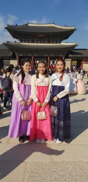 “전통 스타일의 한복이 반짝이 퓨전 한복보다 예쁘다며 전통 한복을 빌려 입었다”는 싱가포르에서 온 캐일러 림(가운데) 일행. 주현진 기자 jhj@seoul.co.kr