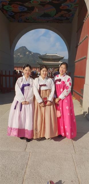 지난 21일 전통 스타일의 한복을 곱게 차려입고 경복궁을 찾은 강한솔(오른쪽)씨 일행은 “전통 한복이 무엇인지 구분할 수 있도록 알려주는 것은 중요하다”며 포즈를 취하고 있다. 주현진 기자 jhj@seoul.co.kr