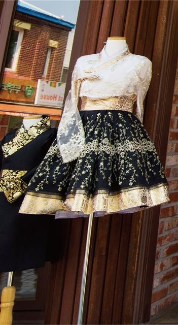 금박 리본, 지나치게 짧은 치마 등 국적불명의 왜곡된 한복.  종로구 제공