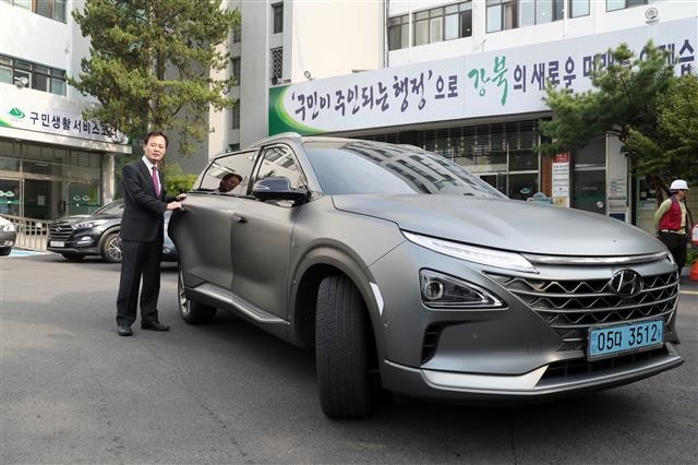 박겸수 서울 강북구청장이 22일 구청 앞에서 수소차를 관용차로 사용하는 전국 첫 사례에 대해 설명하고 있다.  강북구 제공
