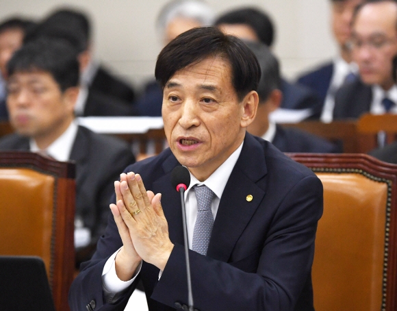22일 국회에서 열린 한국은행 국정감사에서 이주열 한은 총재가 의원들의 질문에 답하고 있다. 이날 이 총재는 금리 인상 여부를 묻는 질문에 “가능성을 열어 둔 것”이라고 답했다.  김명국 선임기자 daunso@seoul.co.kr