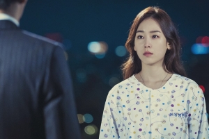 ‘뷰티 인사이드’ 이민기x서현진 로맨틱 옥상 키스 포착 ‘꿀이 뚝뚝’