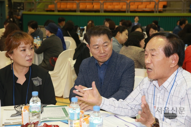 박승원(가운데) 광명시장이 원탁토론장에서 한 시민의 의견을 경청하고 있다. 광명시 제공