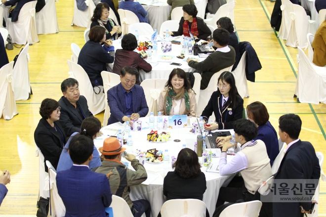 박승원 시장이 시민들과 원탁에 둘러앉아 다양한 의견을 나누고 있다. 광명시 제공