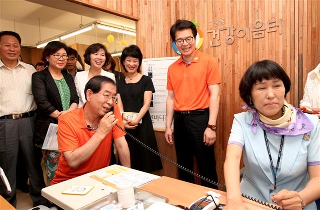 박원순(맨 앞) 서울시장과 정원오(오른쪽) 성동구청장이 2015년 7월 마장동 주민센터 주민밀착형 ‘건강이음터’를 찾아 직원들을 격려하고 있다. 성동구 제공