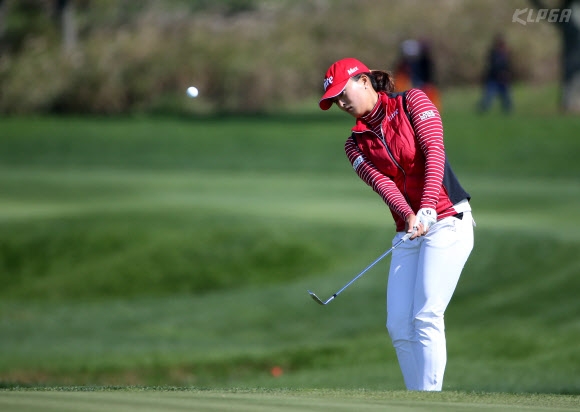 미국여자프로골프(LPGA) 투어 신인왕을 차지한 고진영이 지난 11일 인천 스카이72 골프장에서 열린 KEB하나은행 챔피언십 1라운드 6번홀에서 칩샷을 시도하고 있다. KLPGA 제공