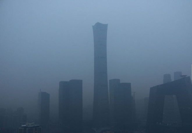지난 15일 중국 수도 베이징의 최고층 빌딩 궈마오 3기를 비롯한 중앙상무지구가 미세먼지에 뿌옇게 보이고 있다. 출처:차이나 데일리