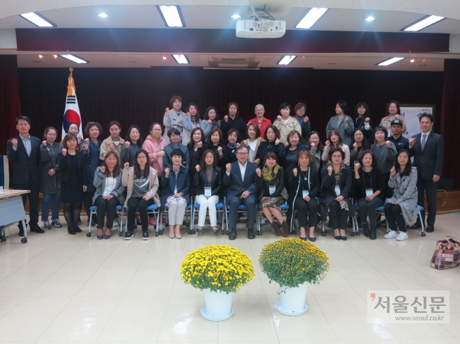 광명교육지원청이 23일 학부모가 바라는 미래교육 소통간담회를 가진 뒤 기념사진을 찍고 있다. 광명교육지원청 제공