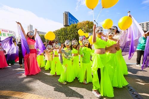 지난해 서울 노원구 노해로 일대에서 노원탈축제 참가자들이 저마다 탈을 쓰고 행진하고 있다. 노원구 제공