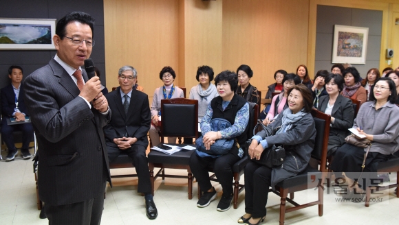 정순균 강남구청장이 지난 16일 구청에서 열린 ‘순균C와 통장과의 행복한 데이트’에서 강남의 과거, 현재, 미래에 대해 얘기하고 있다. 이종원 선임기자 jongwon@seoul.co.kr