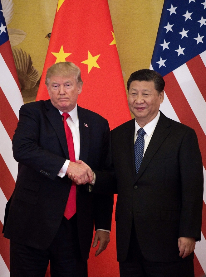 악수하는 트럼프 미국 대통령과 시진핑 중국 국가주석. 연합뉴스=AFP