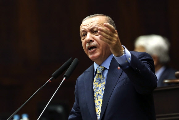 레제프 타이이프 에르도안 터키 대통령이 23일 앙카라 터키의회에서 열린 정의개발당(AKP) 의원 총회에서 연설하고 있다. 앙카라 AP 연합뉴스