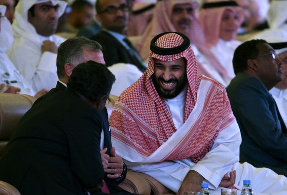 ‘카슈끄지 의혹’ 사우디 왕세자 ‘만면에 웃음’ 국제행사 등장
