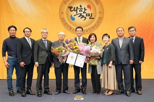 이승로(가운데) 성북구청장이 지난 22일 국회헌정기념관에서 열린 ‘2018 자랑스러운 대한국민대상’에서 자치행정 부문 대상을 수상한 뒤 직원들과 기념촬영을 하고 있다.  성북구 제공