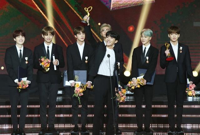 정부 훈장 받은 BTS… “우리 문화 세계에 알리겠다”