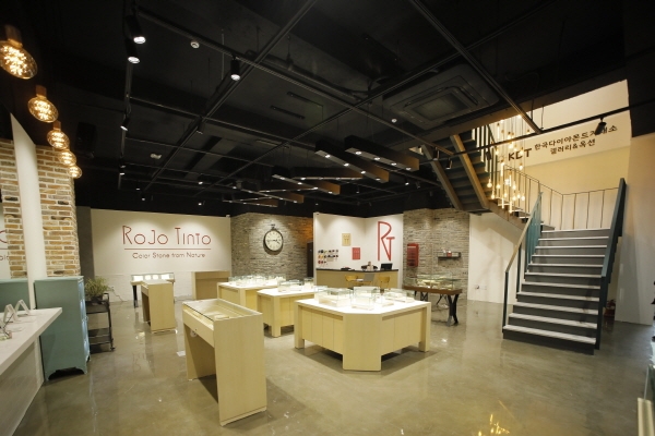 KDT홀딩스 브랜드 로조틴토(Rojo Tinto)가 오는 11월 7일 KDPC(Korea Diamond Promotion Center)에서 주최하는 ‘다이아몬드 프로모션 세미나’를 개최한다고 밝혔다.