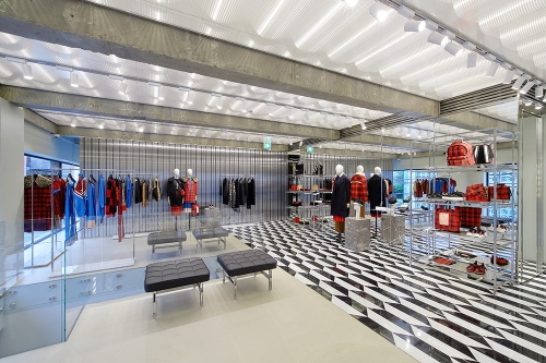 디자이너 Alessndro Dell’Acqua(알레산드로 델라쿠아)가 이끄는 이탈리안 하이엔드 컨템포러리 브랜드인 N21(Numero Ventuno)이 서울 청담동에 첫 플래그십 스토어를 공식 오픈했다.