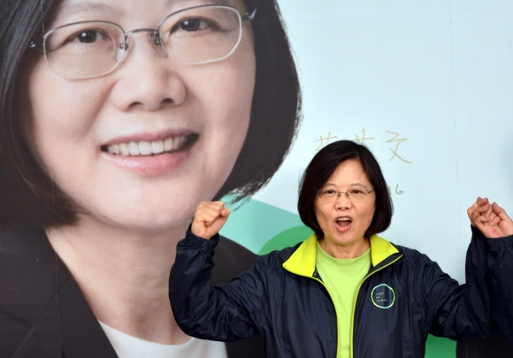 차이잉원 대만 총통이 2016년 1월 민진당(DPP) 후보 시절 남부 최대 도시 가오슝을 찾아 선거 유세를 하고 있다. 가오슝 AFP 연합뉴스