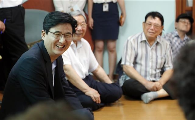 박 구청장이 연일 기록적인 폭염이 지속되던 지난 8월 무더위 쉼터인 남천경로당을 찾아 어르신들의 건강을 챙기고 있다. 송파구 제공